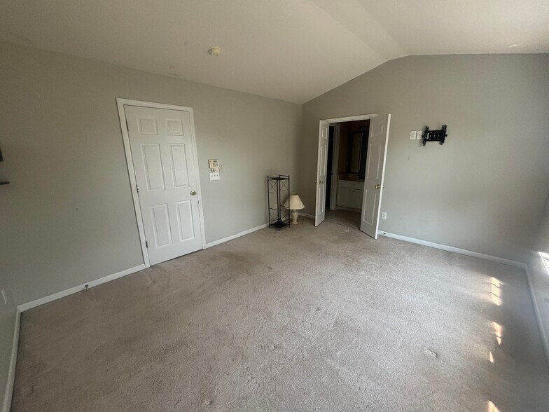 Building Photo - Room in Townhome on Ruby Walk Dr