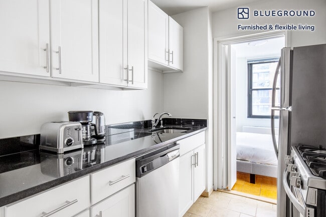 Building Photo - 245 E 40th St