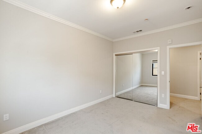 Building Photo - 730 S Marengo Ave