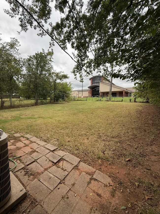 Building Photo - 3 bed, 1 & 1/2 bath home in North Norman