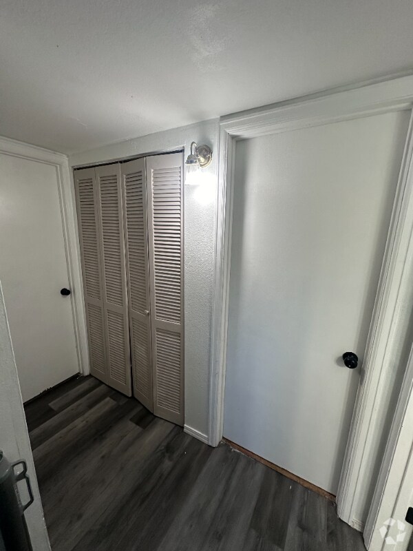 Building Photo - 211 S Brentwood St