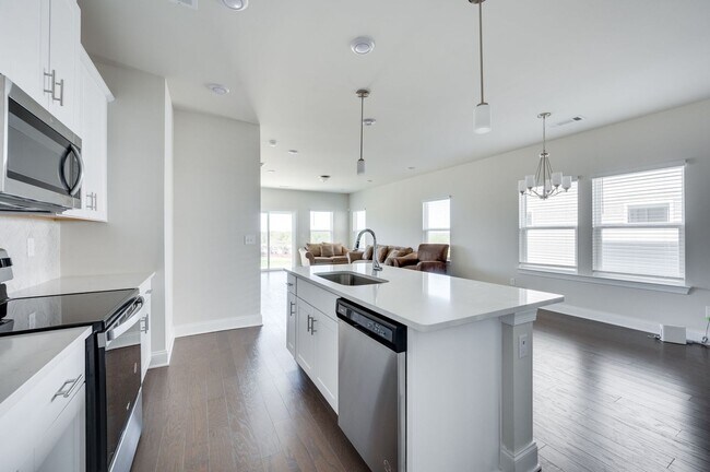 Building Photo - Awesome energy-efficient 4BE/2.5BA home in...