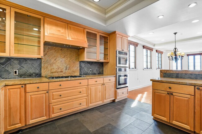 Building Photo - 985 N Michillinda Ave