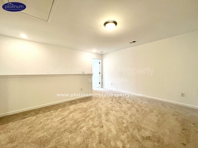 Building Photo - 5770 Thornton Dr