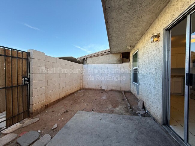 Building Photo - 3840 N 43rd Ave