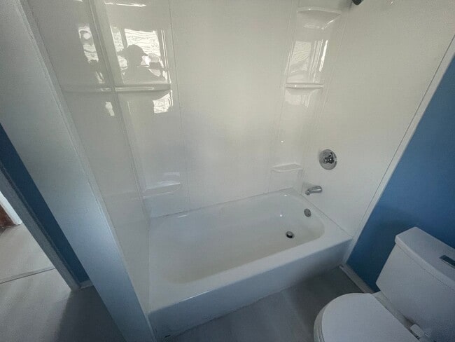 Building Photo - Section 8 Accepted! Spacious Newly Renovat...