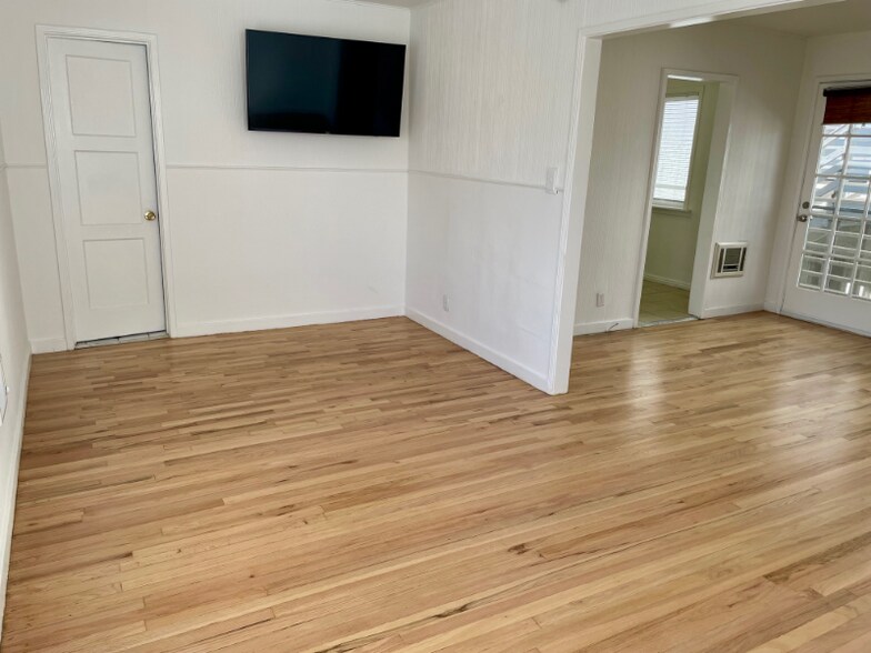 Building Photo - 446 S Oakhurst Dr