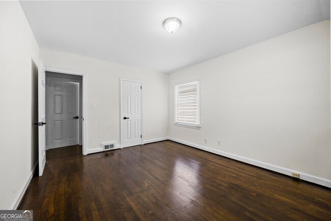 Building Photo - 990 Lindridge Dr NE