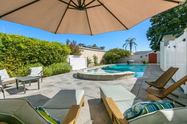 Building Photo - Spacious Talmadge Home WITH POOL!