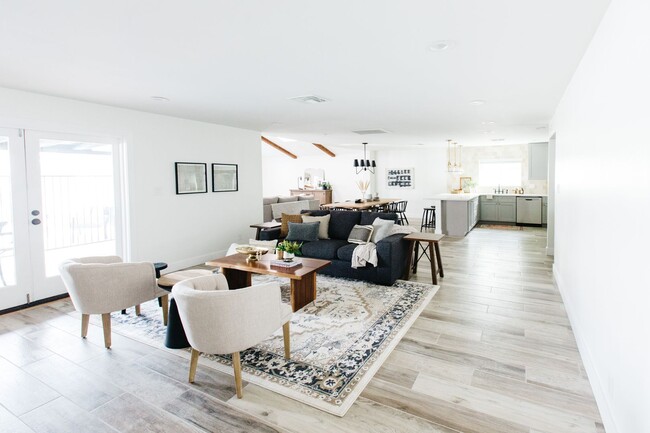 Primary Photo - Stunning Remodel near Old Town!