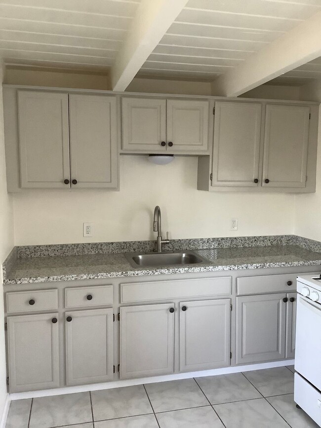 Building Photo - Newly Remodeled Upstairs 2 Bedroom 1 Bath ...