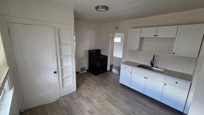 Building Photo - "Single Family Home in Garfield Heights - 1368 Sq Ft of Comfort!"