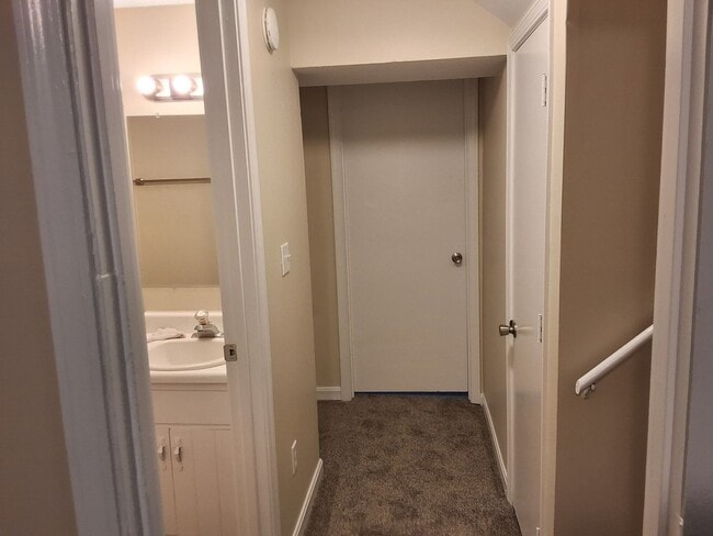 Building Photo - Cozy 2 Bed 1.5 Bath Duplex