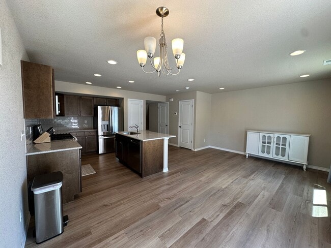 Building Photo - Modern Living in Skyview Village