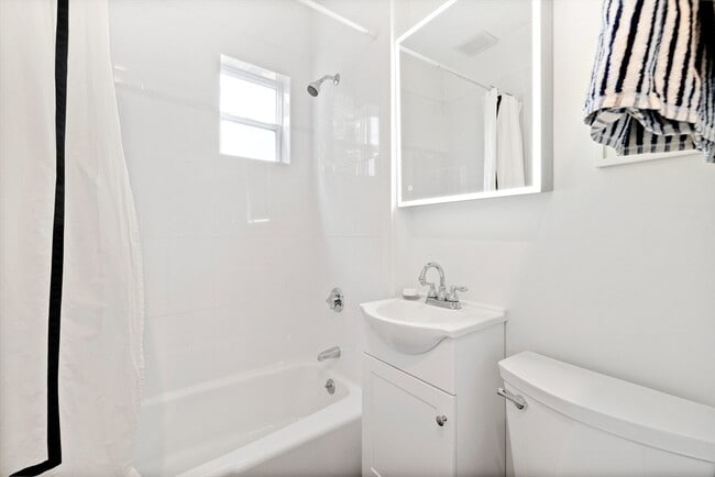 Building Photo - 90 Maple Pl