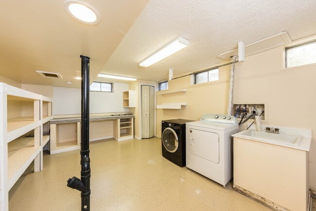 Building Photo - 8047 Simfield Rd