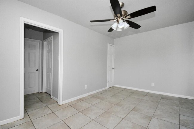 Building Photo - 8127 Colonial Ln