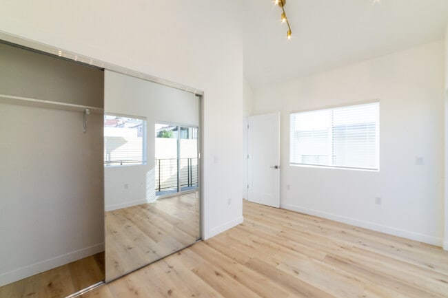 Building Photo - 4369 Rosewood Ave