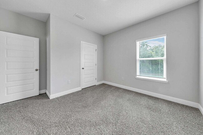 Building Photo - 44 Oak Trees Ln W