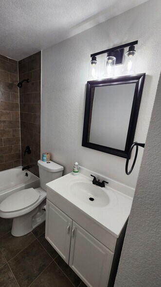 Building Photo - 14775 Robins Dr