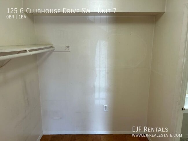 Building Photo - 125 Clubhouse Dr SW