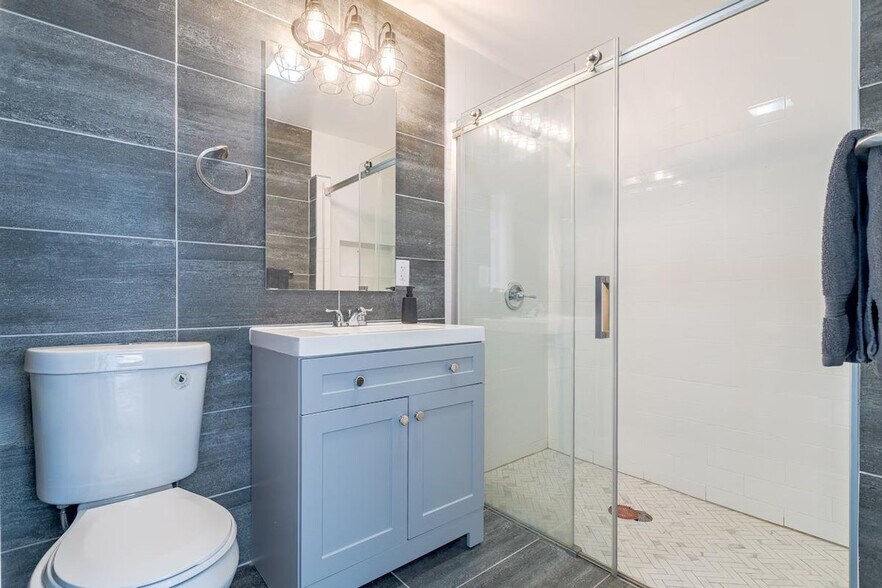 Building Photo - 218 E 104th St