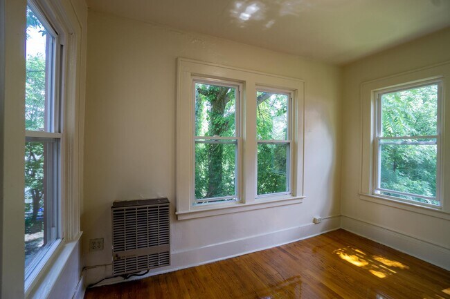 Building Photo - Bright 4 Bedroom Flat With Off Street Park...
