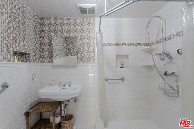 Building Photo - 10959 Strathmore Dr