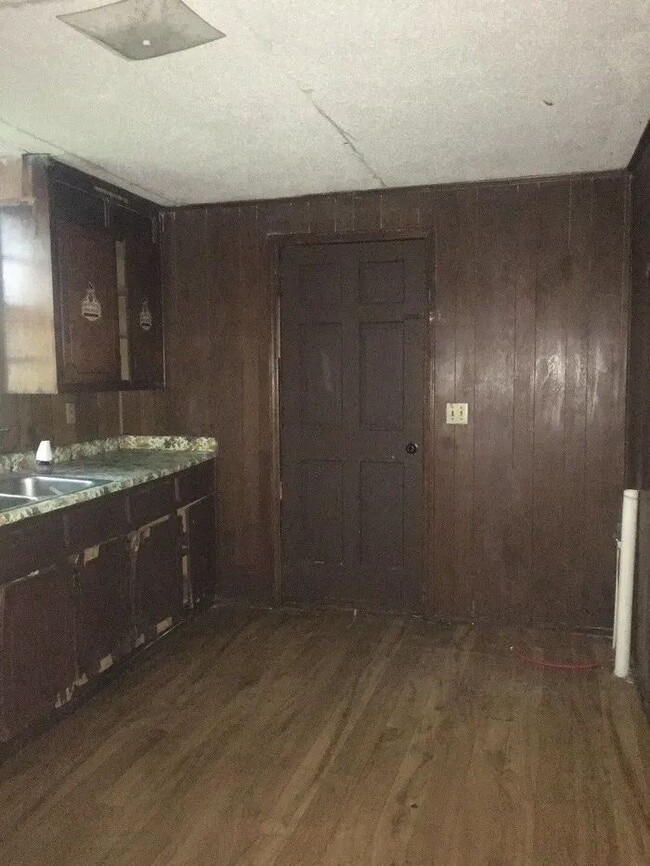 Building Photo - Charming 2-Bedroom Gem on River Street – Your Cozy Laurens Retreat!