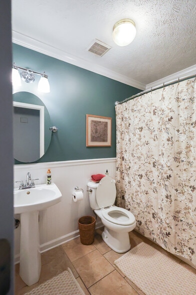 Guest Bathroom with 1 storage closet - 15 Caitlin Ave