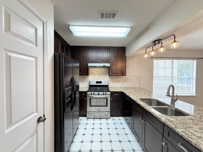 Building Photo - 3-Bedroom Duplex