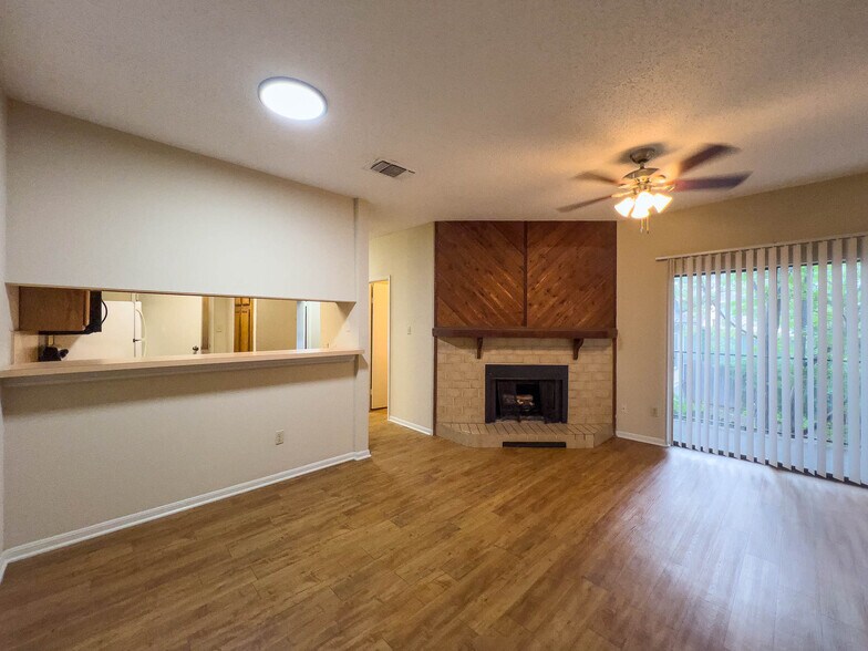 Primary Photo - 2901 San Jacinto Blvd
