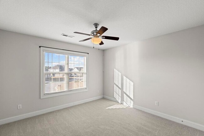 Building Photo - Gorgeous Home Offering Over 3000 HSF!