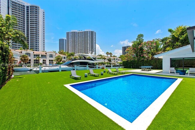 Building Photo - 207 Holiday Dr