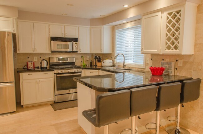Building Photo - 4bd/2.5ba Seattle Home