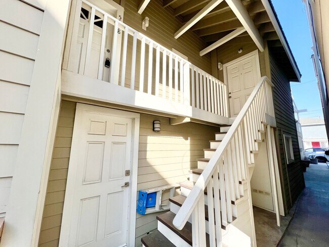 Building Photo - Peninsula Living just steps to the Beach