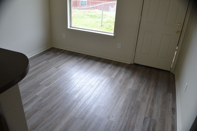 Building Photo - 212 Janelle Dr