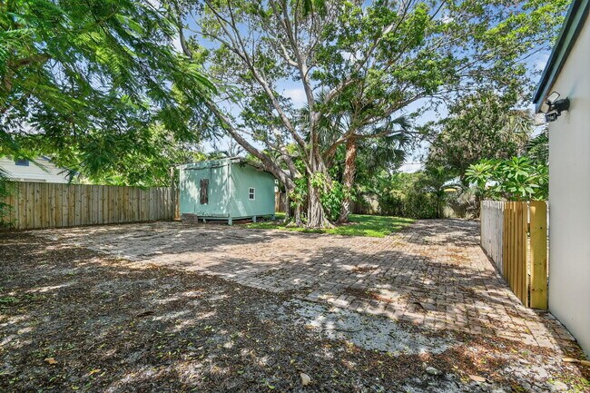 Building Photo - 5009 Spruce Ave