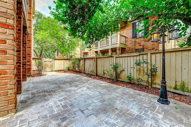 Building Photo - 2255 Braeswood Park Dr