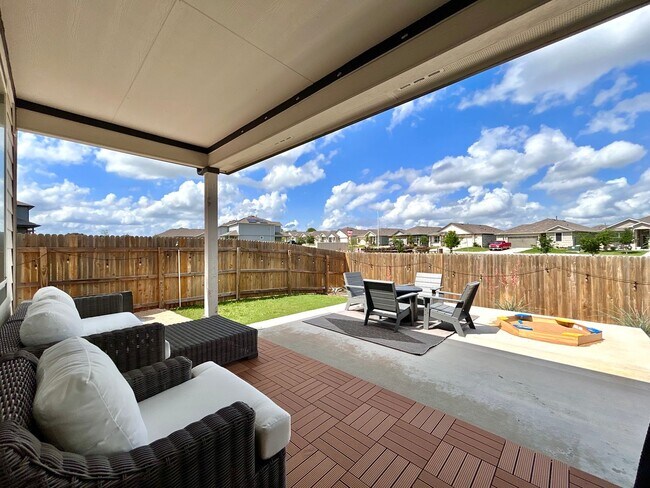 Building Photo - 401 Town Lk Bnd