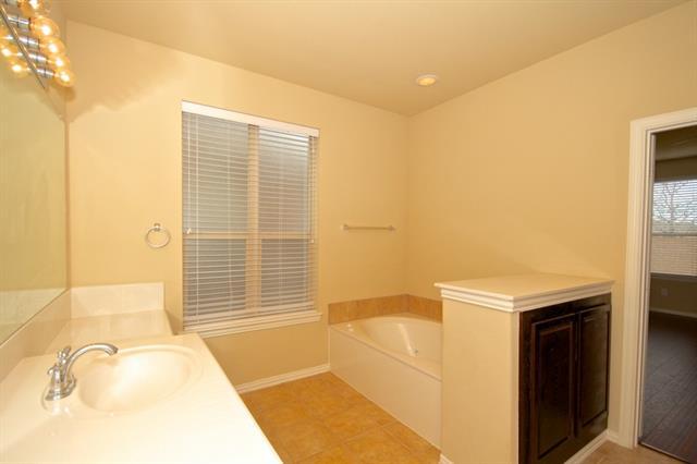 Building Photo - 404 Hummingbird Dr
