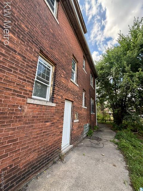 Building Photo - 2952 Elmhurst St
