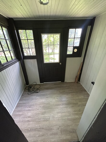 Enclosed back porch with washer and dryer hookups - 420 Rural Ave