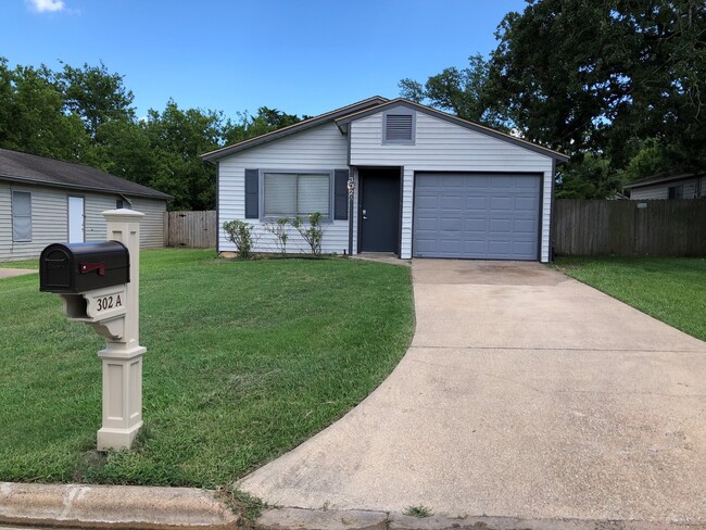 Building Photo - 3 Bed House w/ Garage & Private Yard