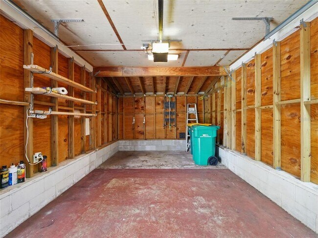 Building Photo - 1426 Crestview Dr