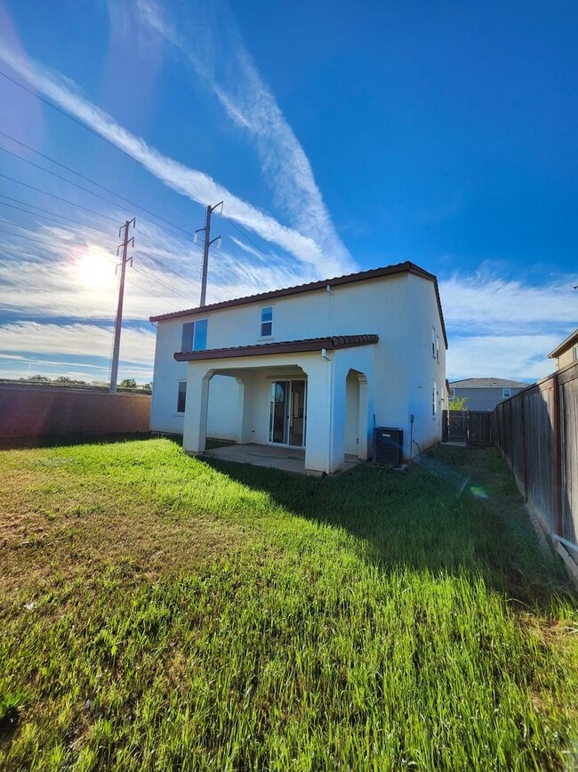 Building Photo - Beautiful Plumas Lake home on a large lot with SOLAR