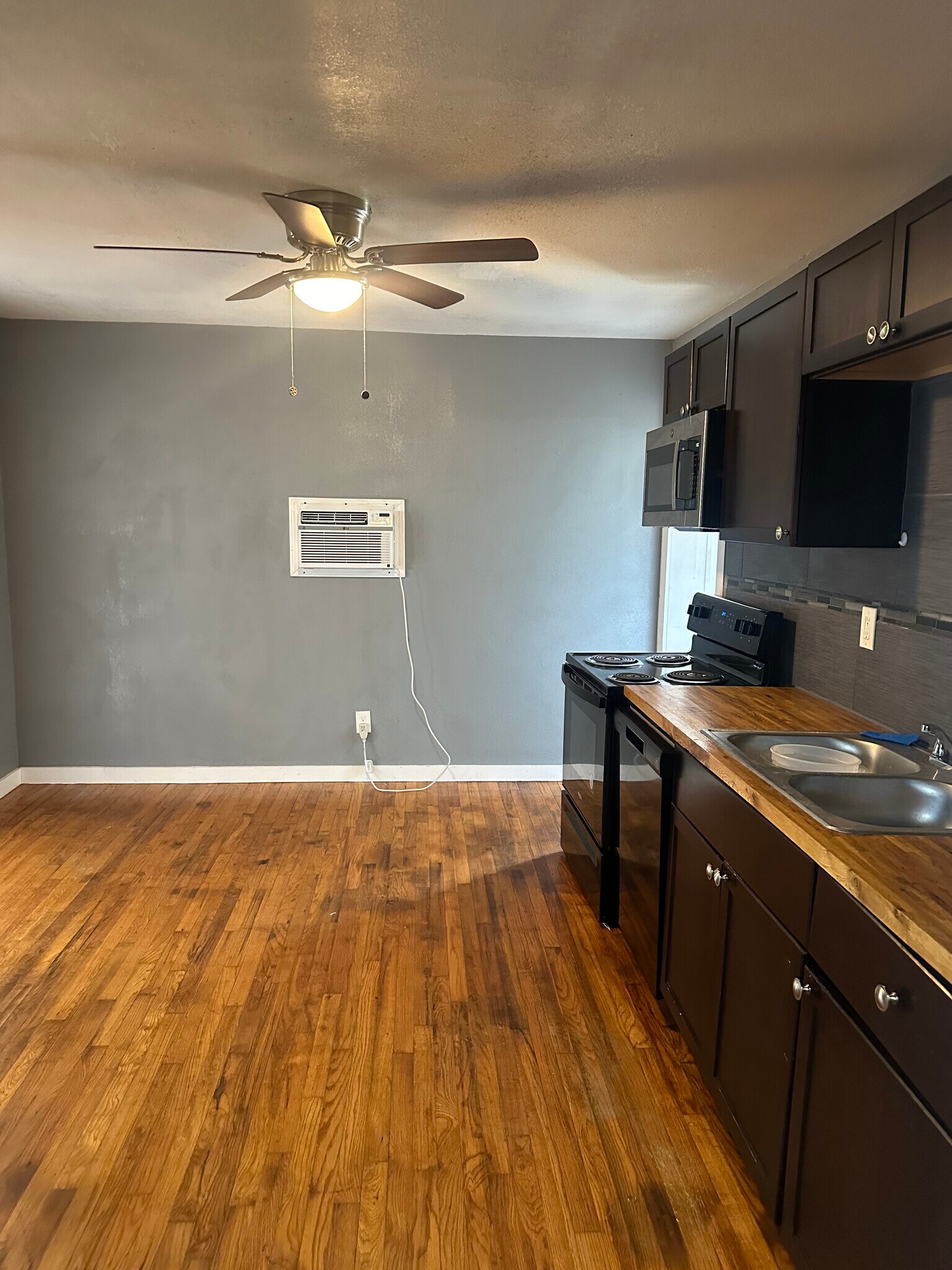 Building Photo - 311 Glamis Ave