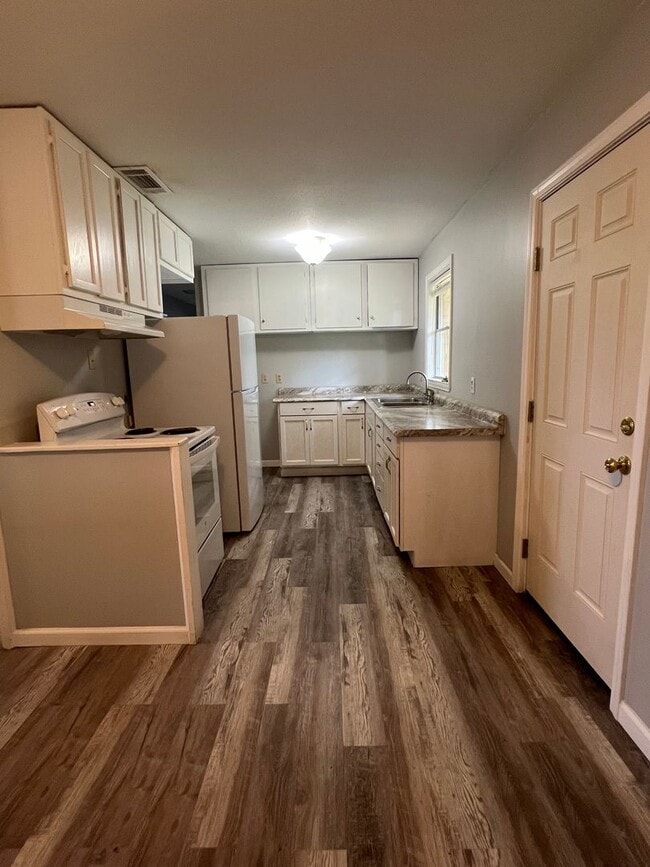 Building Photo - 3 Bedroom 1 bath Home for Lease