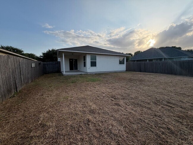 Building Photo - Lovely 3/2 in Gardens of Ranch Estates, NBTX
