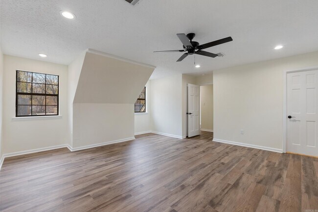 Building Photo - 10 Woodbridge Dr